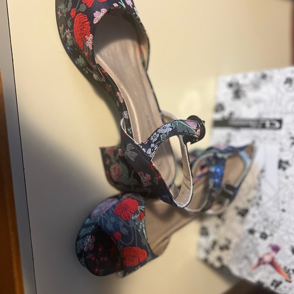 Kensie Red and Black Floral Platform Sandals - Picture 2 of 4